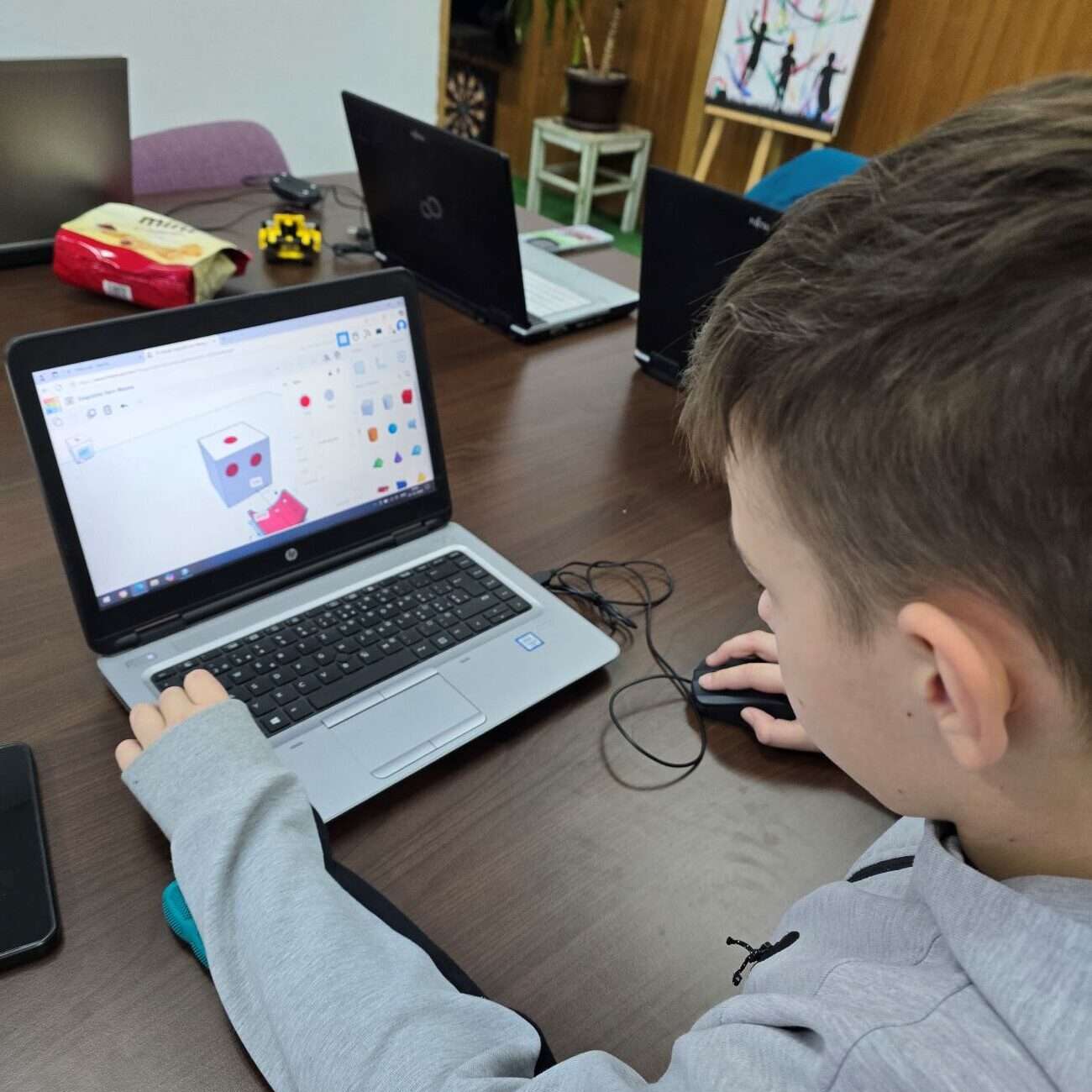 Read more about the article STEM Kreatori: Pametne ruke stvaraju, roboti oživljavaju!