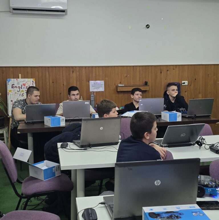 STEM Kreatori u STEM Akademiji: učenje programiranja kroz mBot2 robote